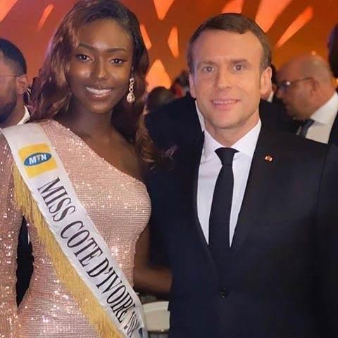 马克龙与黑美人合影，布丽吉特与高个黑人合影。一个眼里有欣赏，一个笑得好甜。事实证