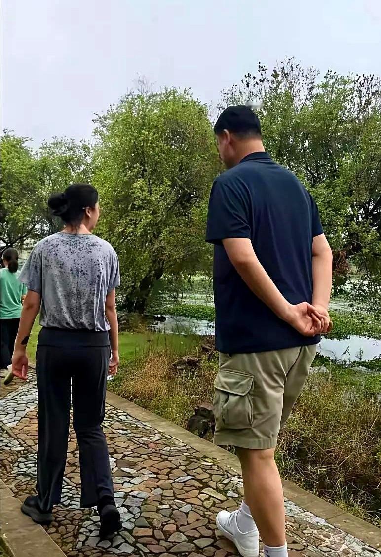 姚明女儿14岁身高就窜到1米9，这天赋，不打篮球真是可惜了。最近姚明父女同框