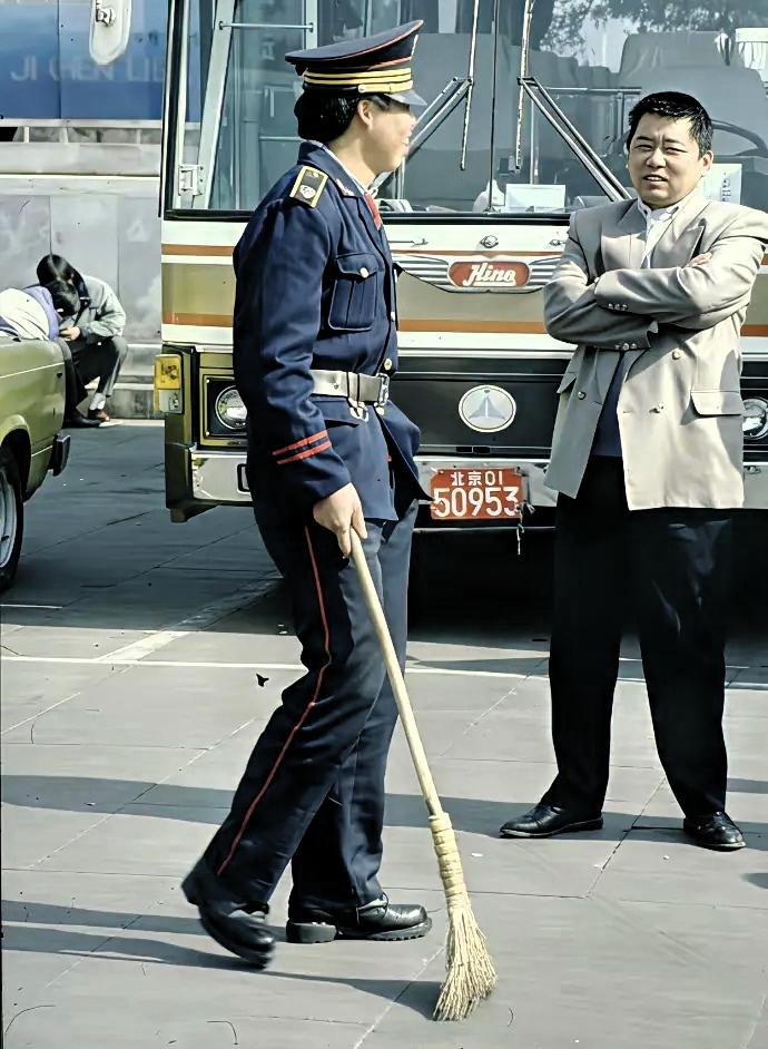 这张30年前的老照片，看得人一头雾水！1995年的北京街头，男子穿的深蓝色