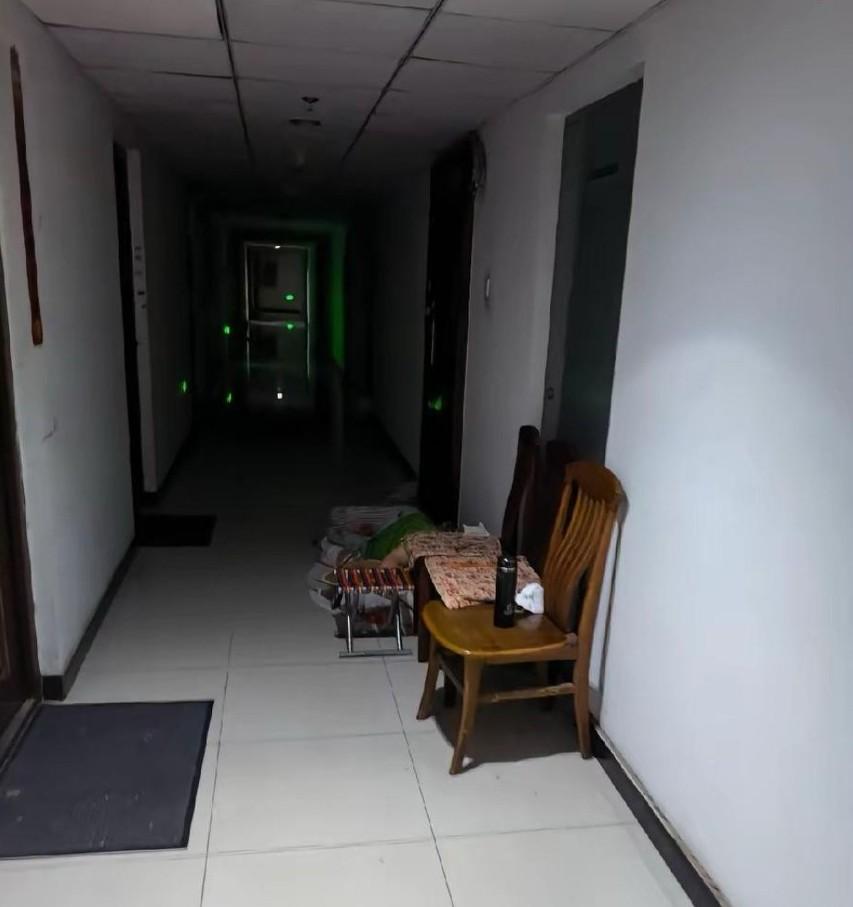 家门口快成邻居大妈的“露天卧室”啦！这位六十多岁的老太太，连着十来天把凳子摆在我