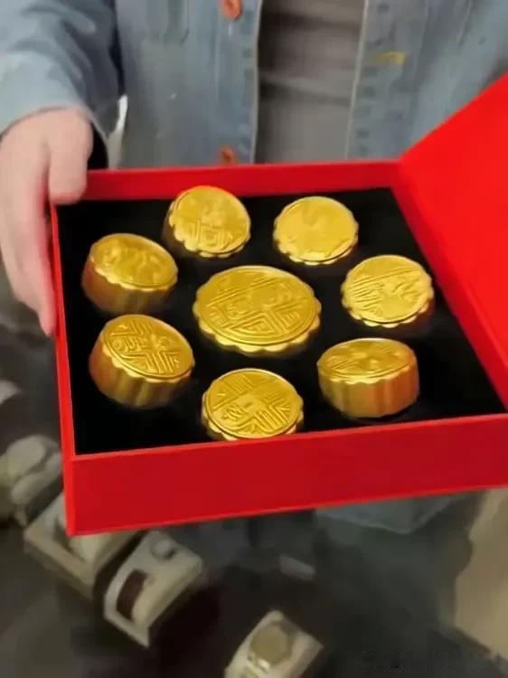 中秋节整理收到的礼物，发现一盒金黄的月饼，原本以为是食用色素染色，可是掂在手里沉