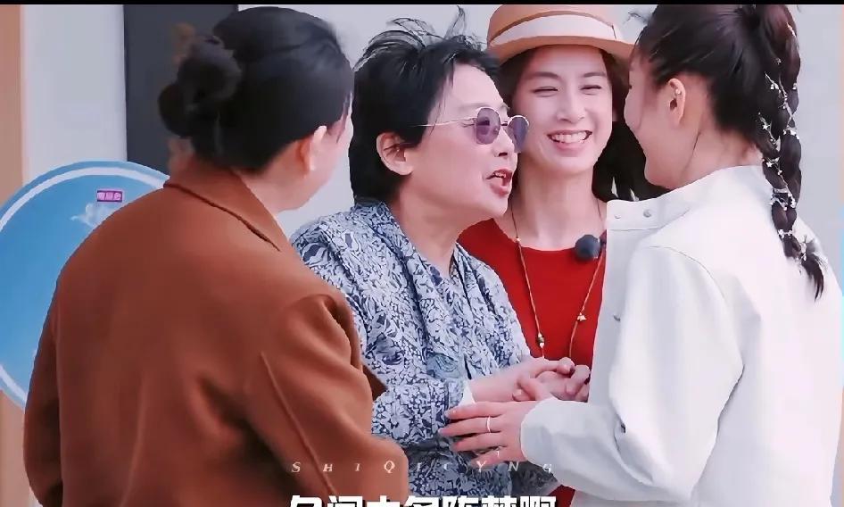 黄圣依的妈妈真是个谜。对自己的女儿，没一点笑容，没一句肯定。对别人家的女儿，就