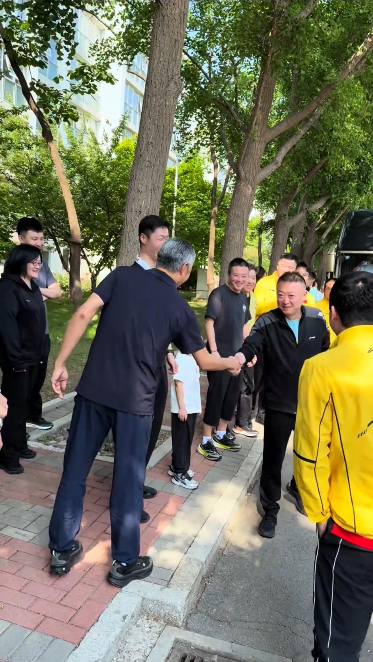 你们这几个人装啥啊过几天多哈见[滑稽笑]​​​