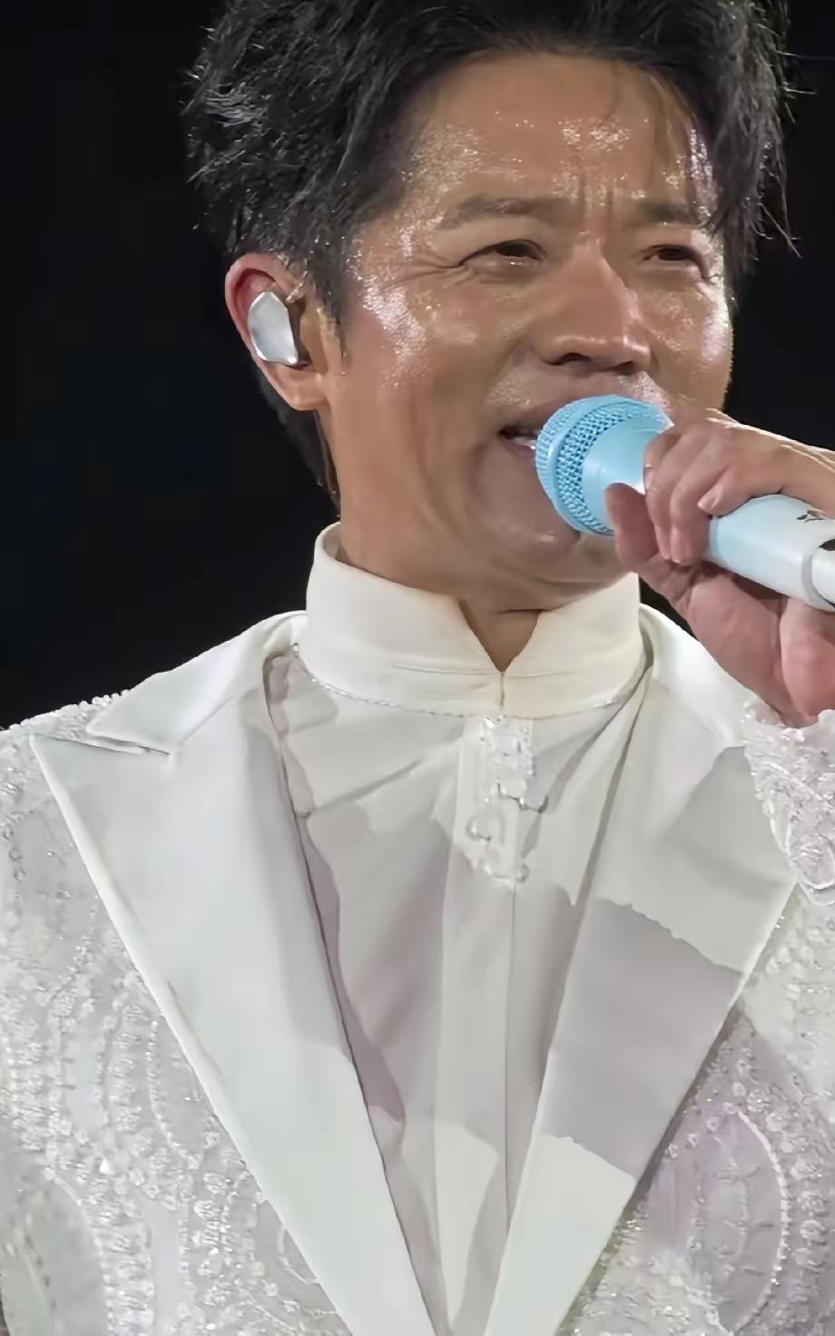 凤凰传奇长沙演唱会，实在是太热了，你看看玲花热的妆也花了，一下子感觉皮肤黑了好几