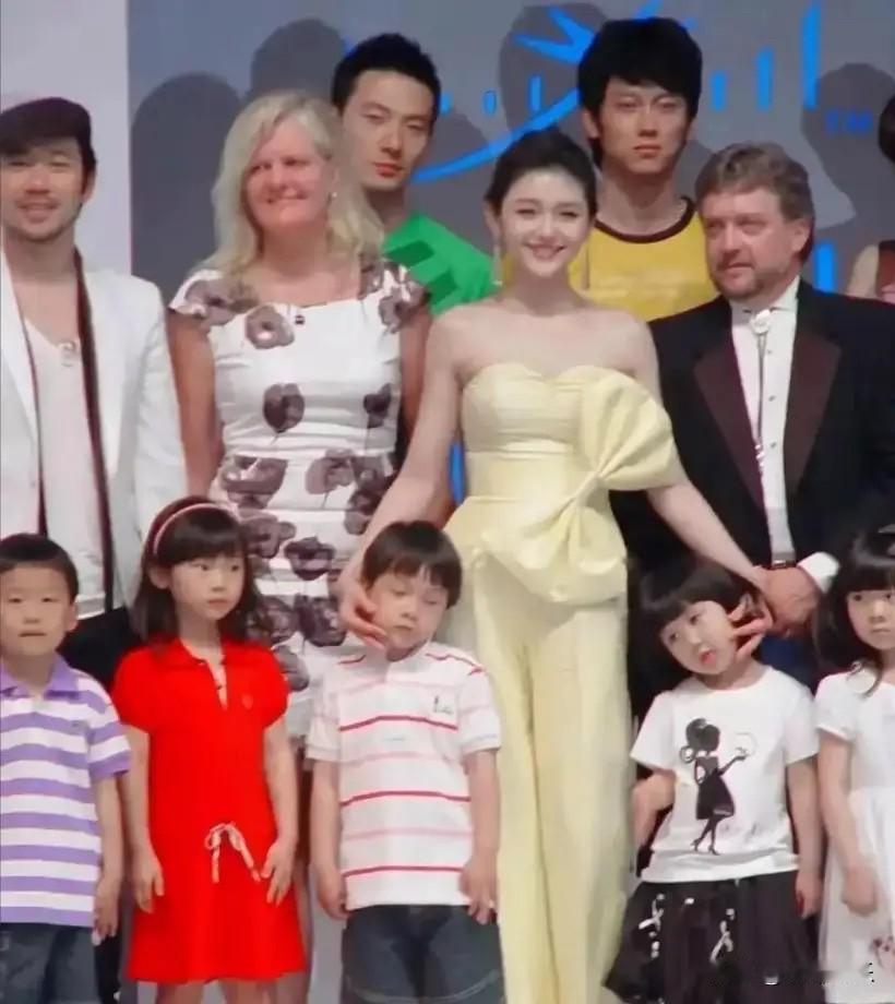 大S早年旧照白得发光，天生拥有奶油肌，这一点毋庸置疑。此前，大S曾分享过美容秘籍