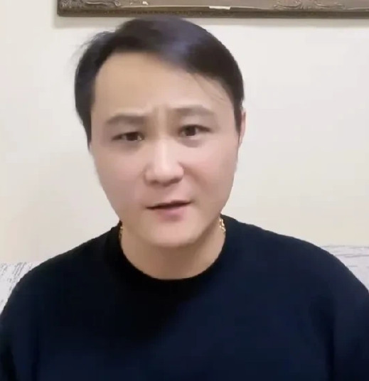 闫云达在直播的时候，有网友说你前搭档刘胖儿都让你耽误了。这话把闫云达气坏了，他说
