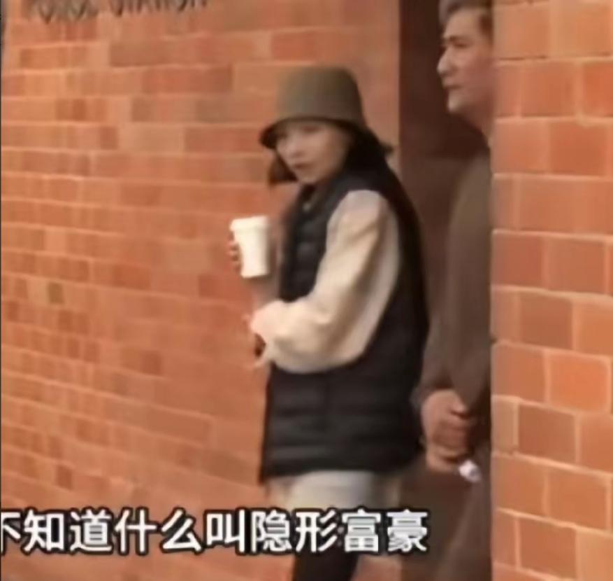 深陷官司纠纷的杨兰兰，此前仗着自身条件极度傲慢，连庭审都刻意缺席摆足架子，偶遇记