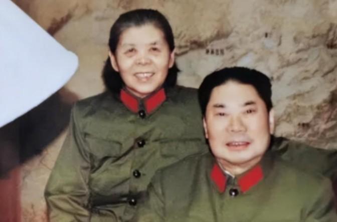 1990年，79岁的杨得志新婚，迎娶了石莉，结婚当晚，杨老将军握着石莉的手，动情