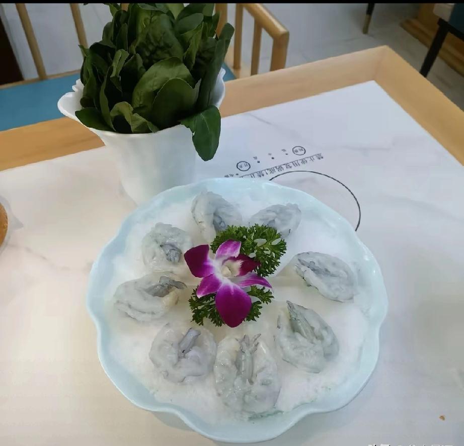 两对暮年恋人，相约去北京香山看红叶。他们的故事，比红叶还浓。老太太住院三