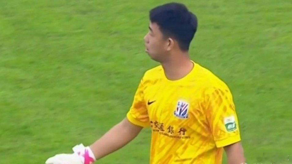 上海申花足球博主：申花门将鲍亚雄、前锋费尔南多无限接近加盟云南玉昆。根据博主“