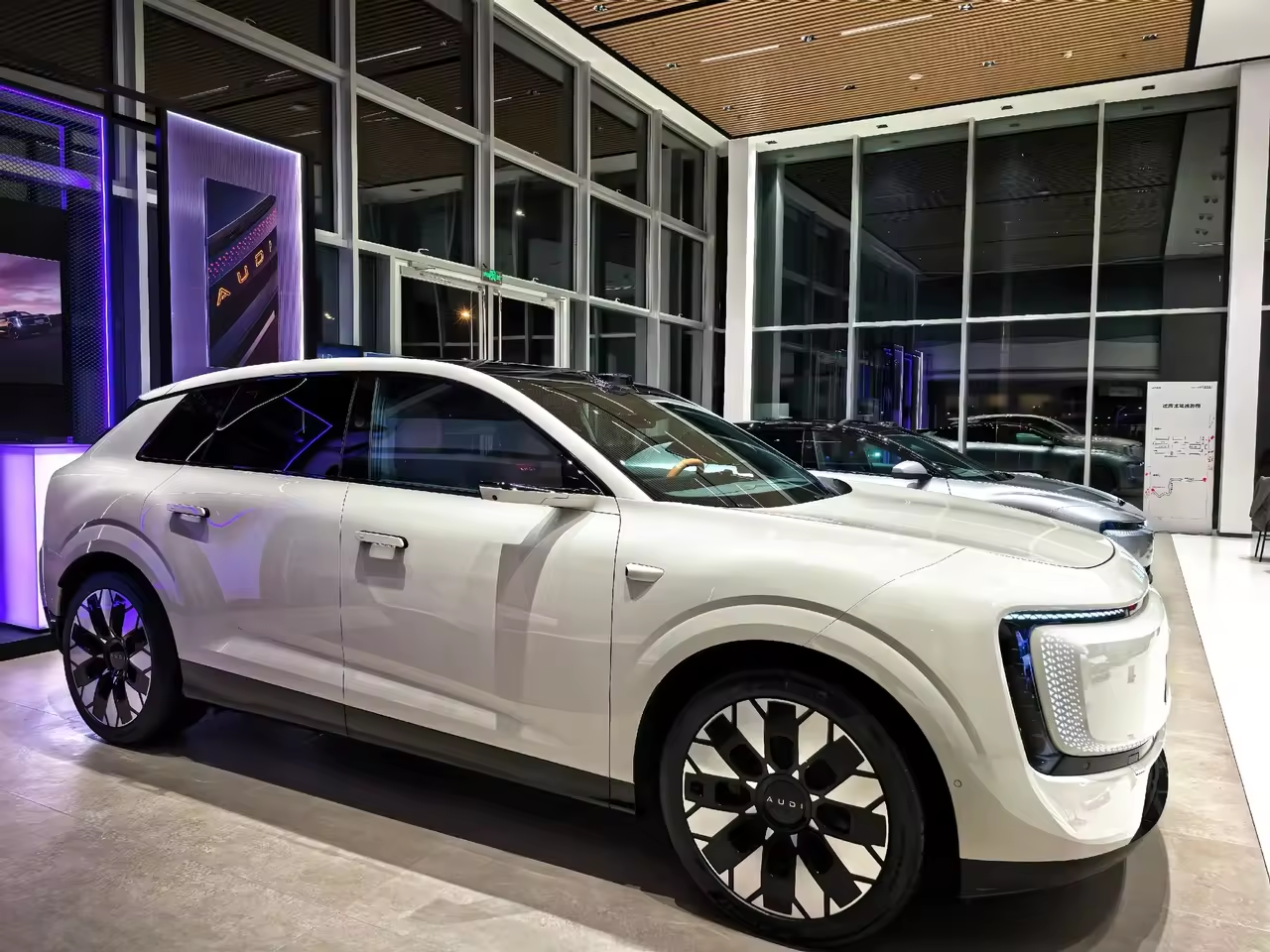 打算置换家用SUV，一家人待在车里的时间很多，试驾奥迪E7X，仔细感受内饰、座椅、储物、车机整套座舱