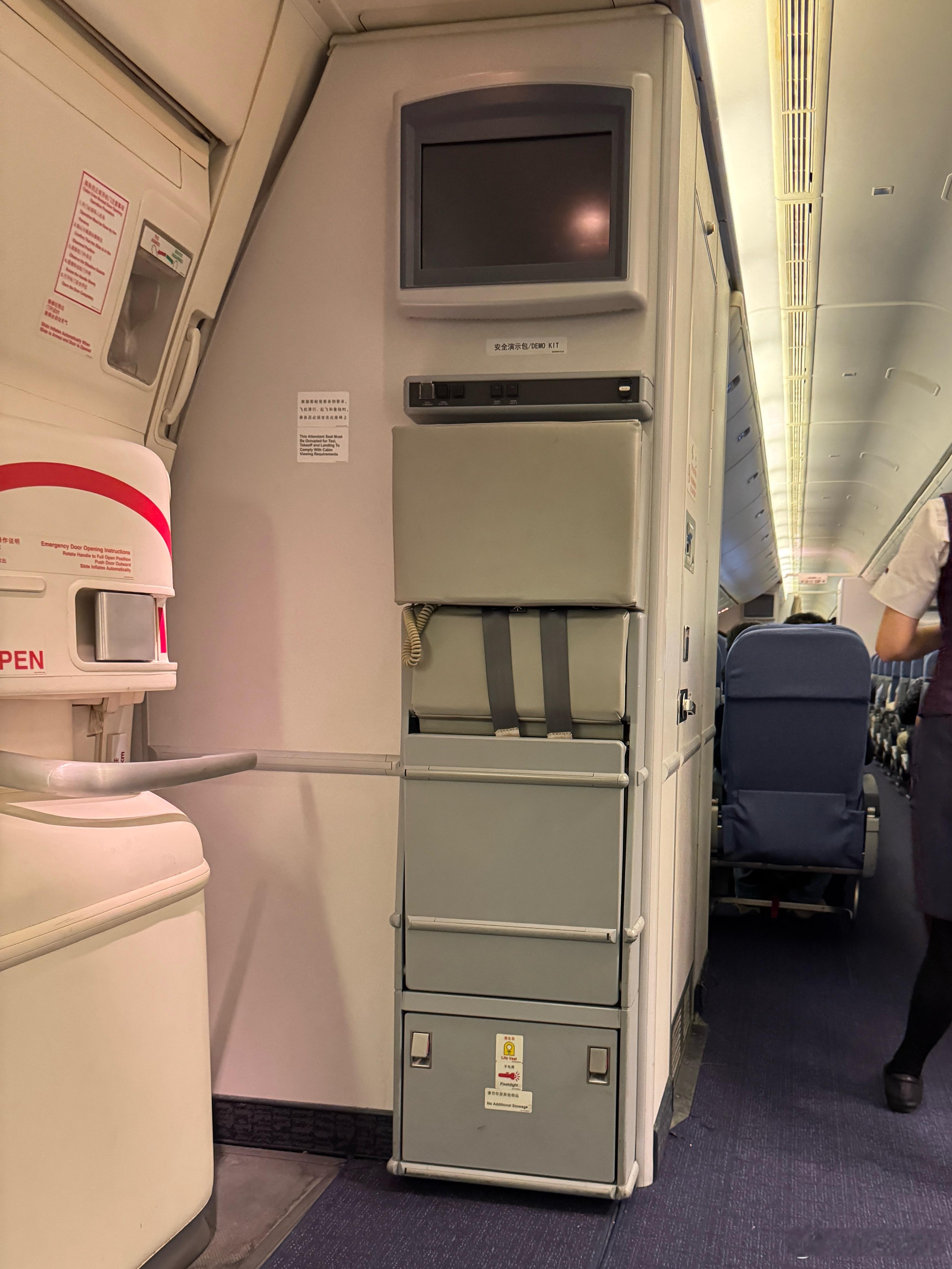 登机一会了，旁边一位女士非常大声的在开会，很大声，恨不得让全飞机的人知道他在谈业