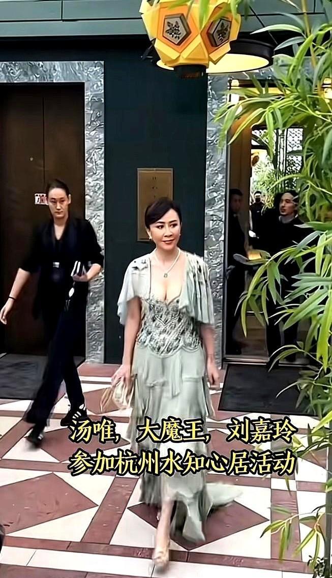不说了吧不说了吧前几天看到刘嘉玲着一袭白色礼服裙就有人说她好孕在身