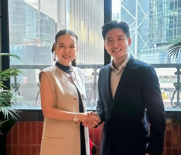 霍启山和泰国顶级名媛伍伦盼合影，两个人都老钱范儿十足啊伍伦盼亚洲首位女性足协