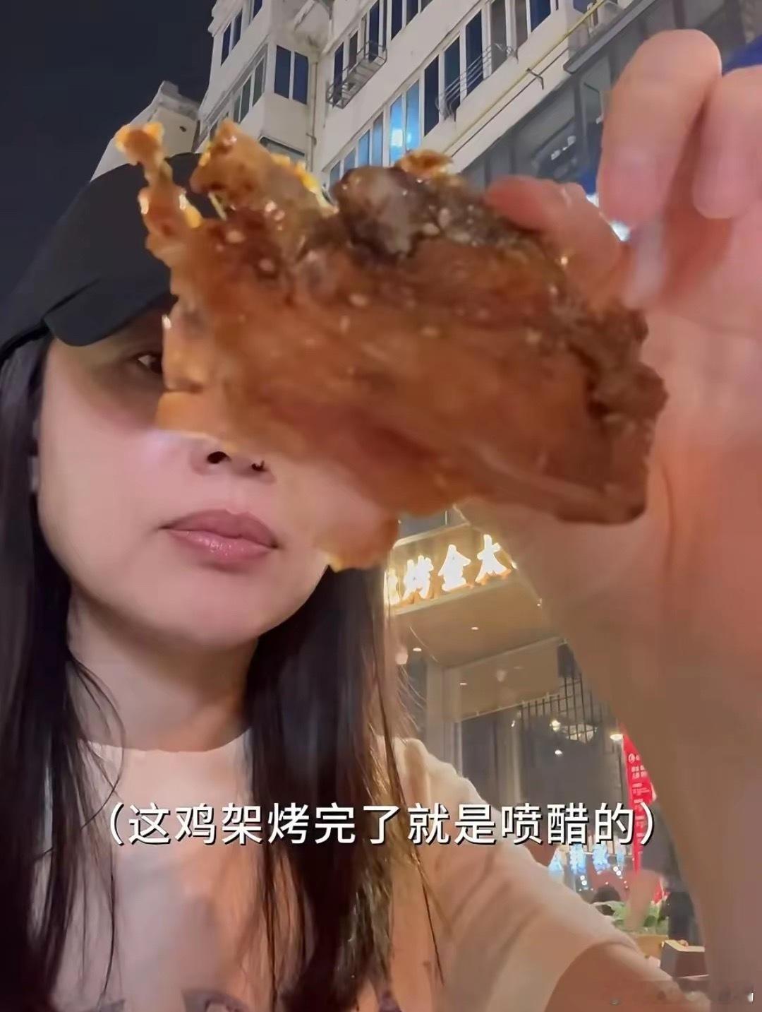 董洁逛大连夜市，坐路边吃烧烤喝啤酒，和粉丝合影嘴巴好奇怪！！！​​​