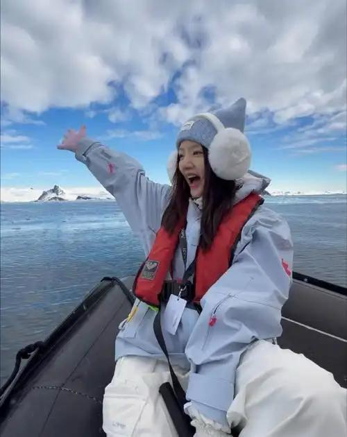 任敏在南极跳水别人的旅行是打卡风景，任敏的旅行是挑战南极跳海！听着冰川裂响，