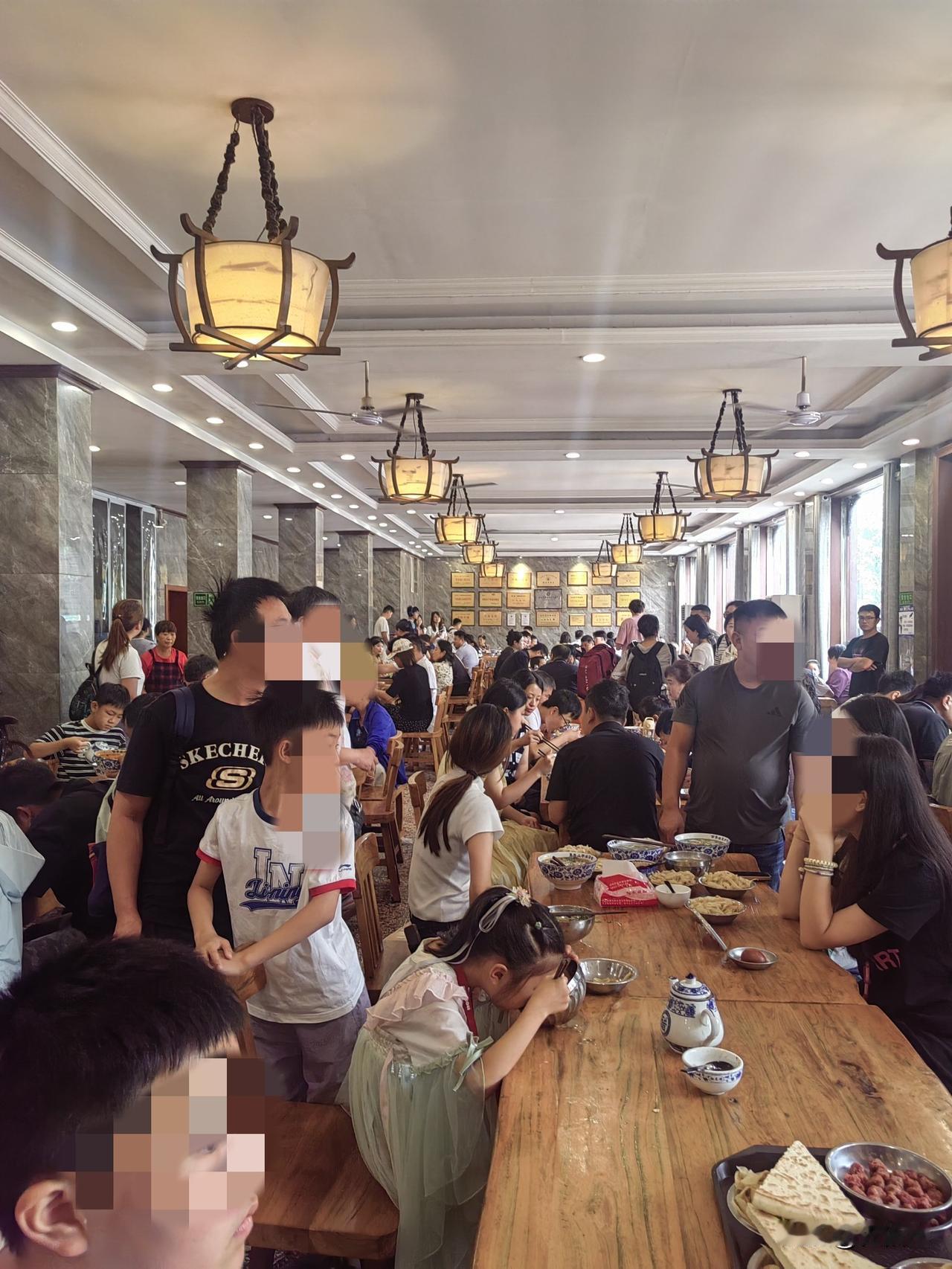 不喝汤，哪能算洛阳人。今天周六，把老公和女儿早早叫起，开车去喝牛肉汤。喝牛肉
