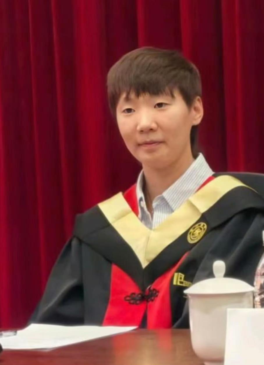 王曼昱身穿学士服在上海交通大学参加毕业活动相关会议现场照曝光！是头发顺顺，穿着
