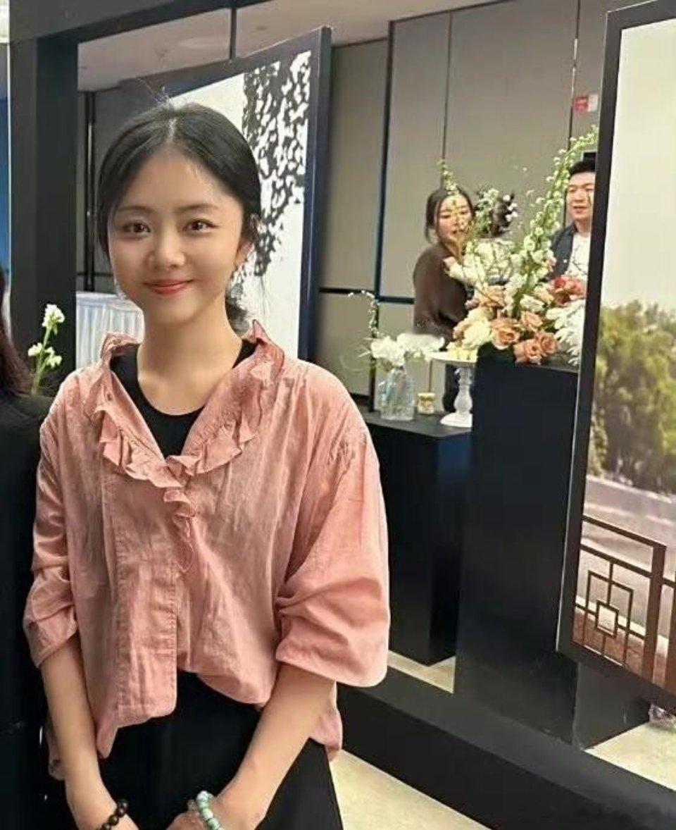 谭松韵去参加朋友婚礼生图，明星竟然穿得那么朴素！她的脸只是看起来圆圆的，现实中肯