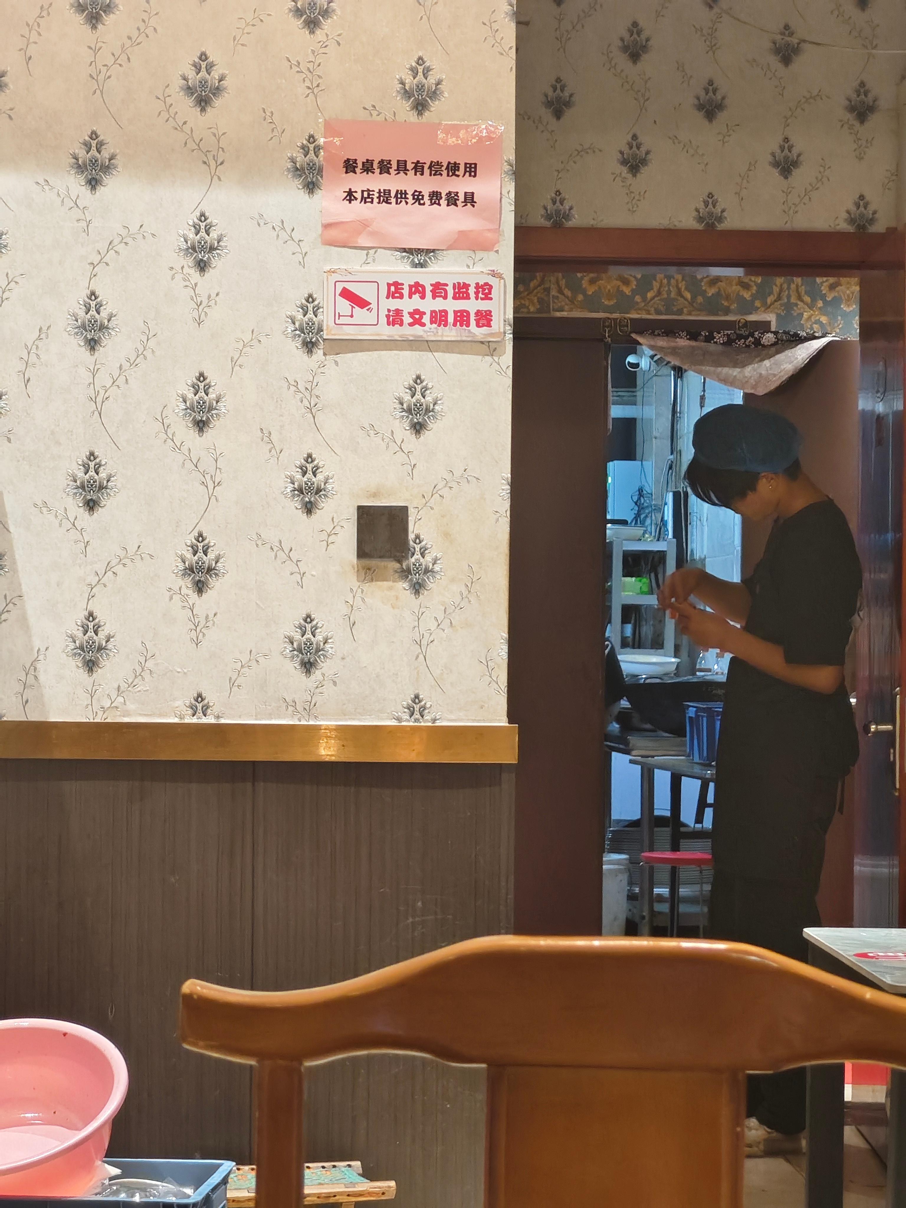 刚让小哥去催一下地锅鸡，被告知还要等半小时起步，因为事先处理好的鸡已经卖完了，从