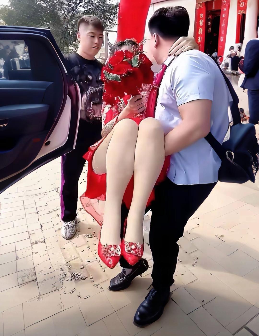 结个婚也不容易，看把新郎累的[捂脸哭]