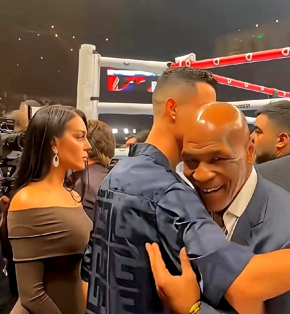 泰森抱住C罗那一刻，我真有点恍惚。一个是用拳头让世界闭嘴的男人，一个是用双脚征