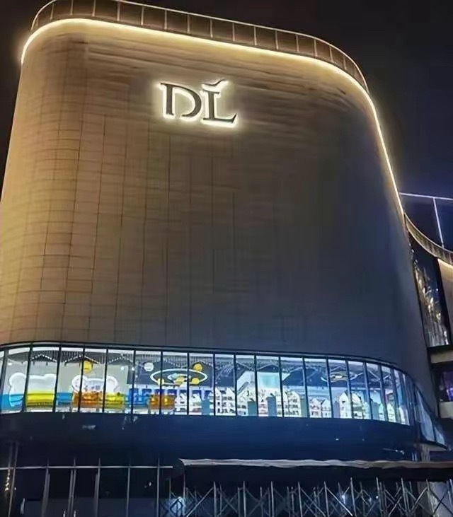 表哥是许昌的，他说胖东来大批关店不是因为不赚钱了，也不是于东来他不干了，更不是产