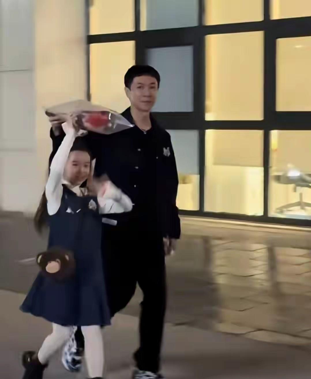 中国好继父！张维伊带酒窝外出引关注，同行还有演员赵达。不知董璇这个死丫头忙什