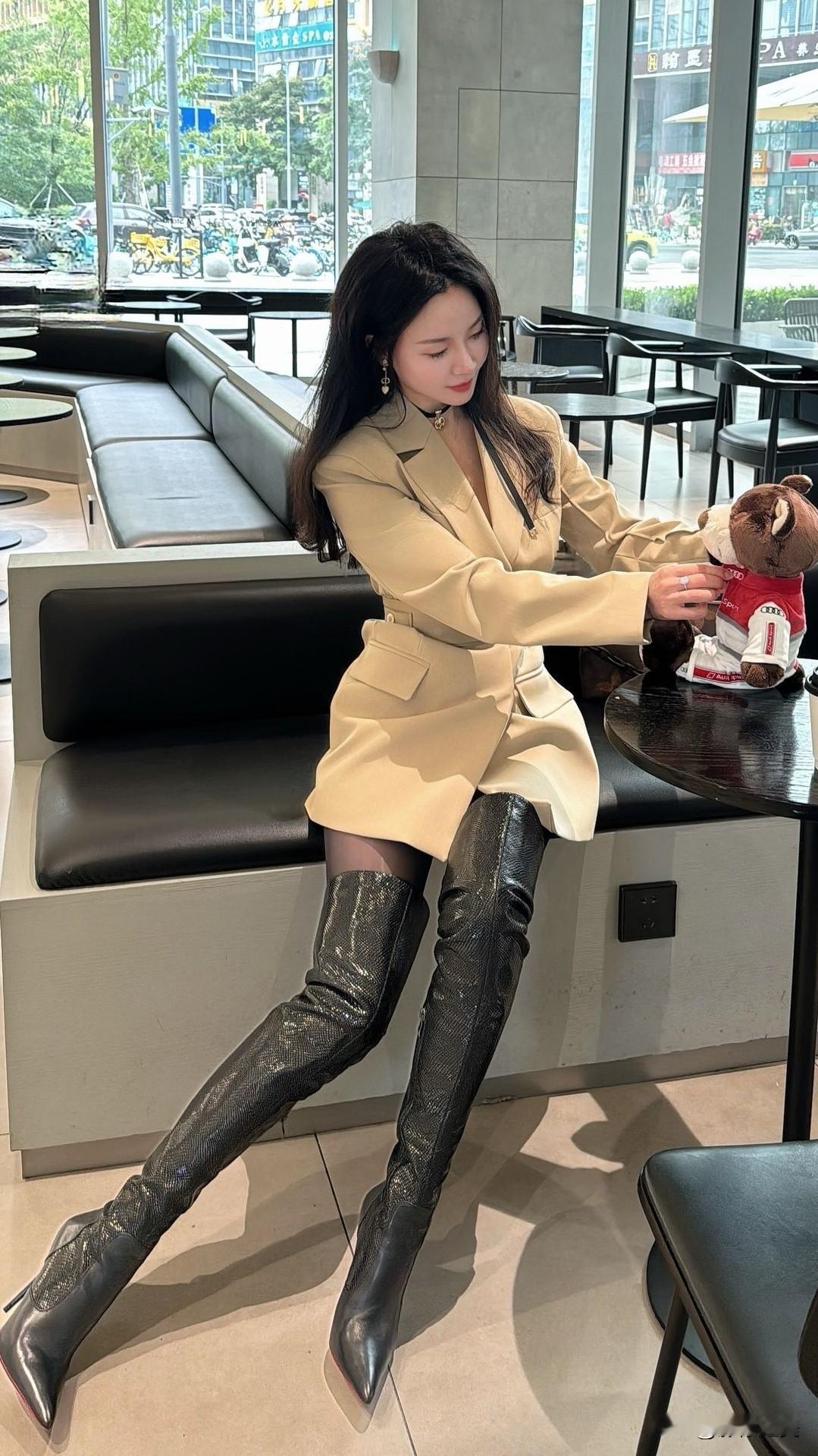 午后咖啡馆，米色西装裙配蛇纹过膝靴，干练优雅。阳光洒落，与小熊玩偶相伴，慢享惬意