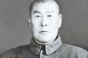 1938年，女战士王均趁着战友睡着的时候，偷偷地看了看战友的脚，果然发现了异常，