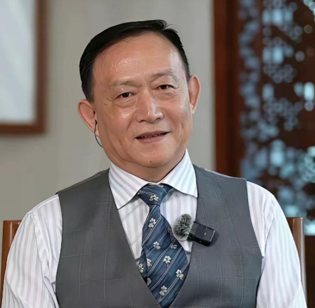 网上流传这样一段话，卢麒元声称："有人想把我们喝的水、用的电、上的网，打包卖给资