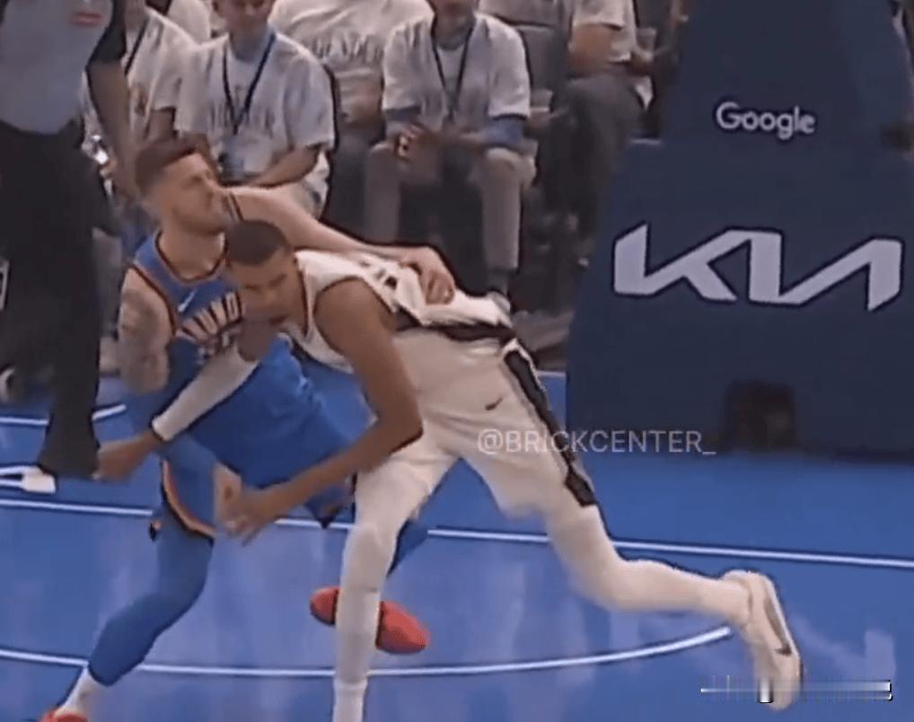 这样打下去，肖华会毁了NBA。雷霆的动作太脏了，在CBA一定是违体犯规。详细