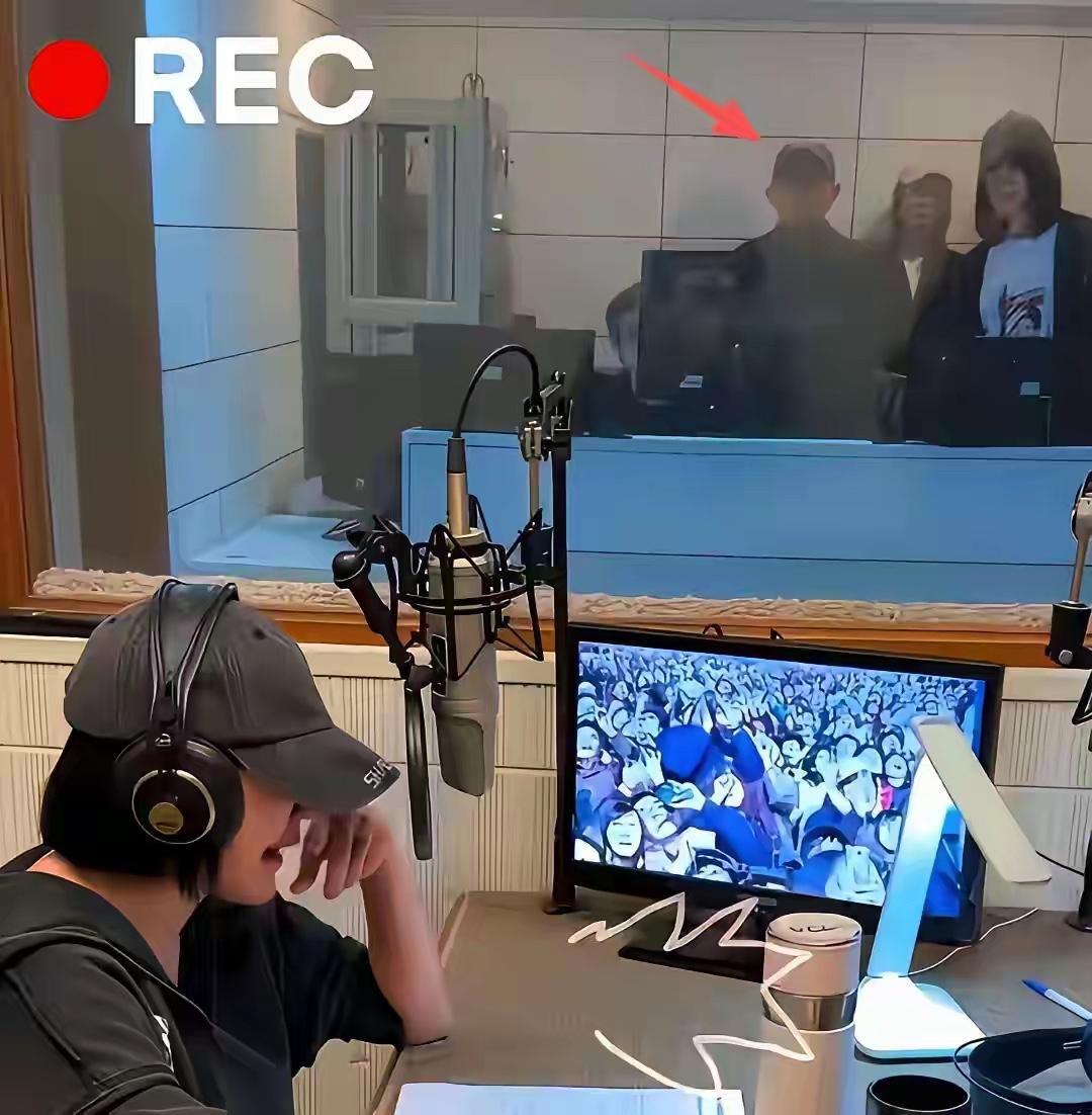 厉害了，小S录制节目，姐夫助威，到底是小S厉害，她姐夫对她的工作真的很支持。她的