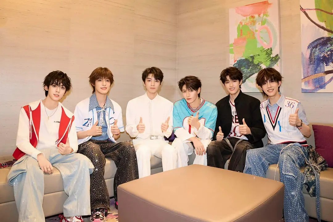 王俊凯登陆少年合影跨世纪大合照啊