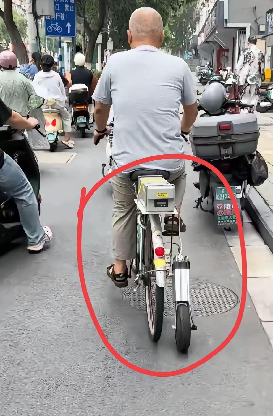 电动助力车，衣架上装有电池。