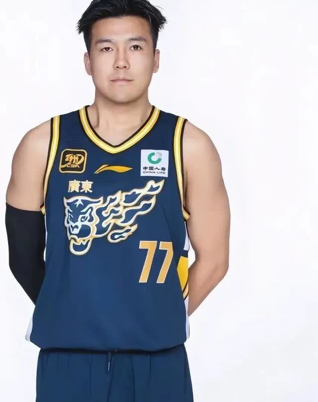 CBA转会窗今天就关了，那个防守拼命三郎黄荣奇，试了一圈还没人要，真要失业了？今