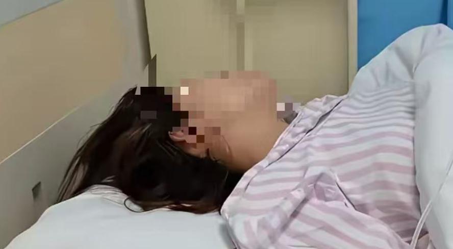 妻子躺在病床上等着8万块做手术，丈夫跑去缴费，银行卡往窗口一递，余额不足。一查流