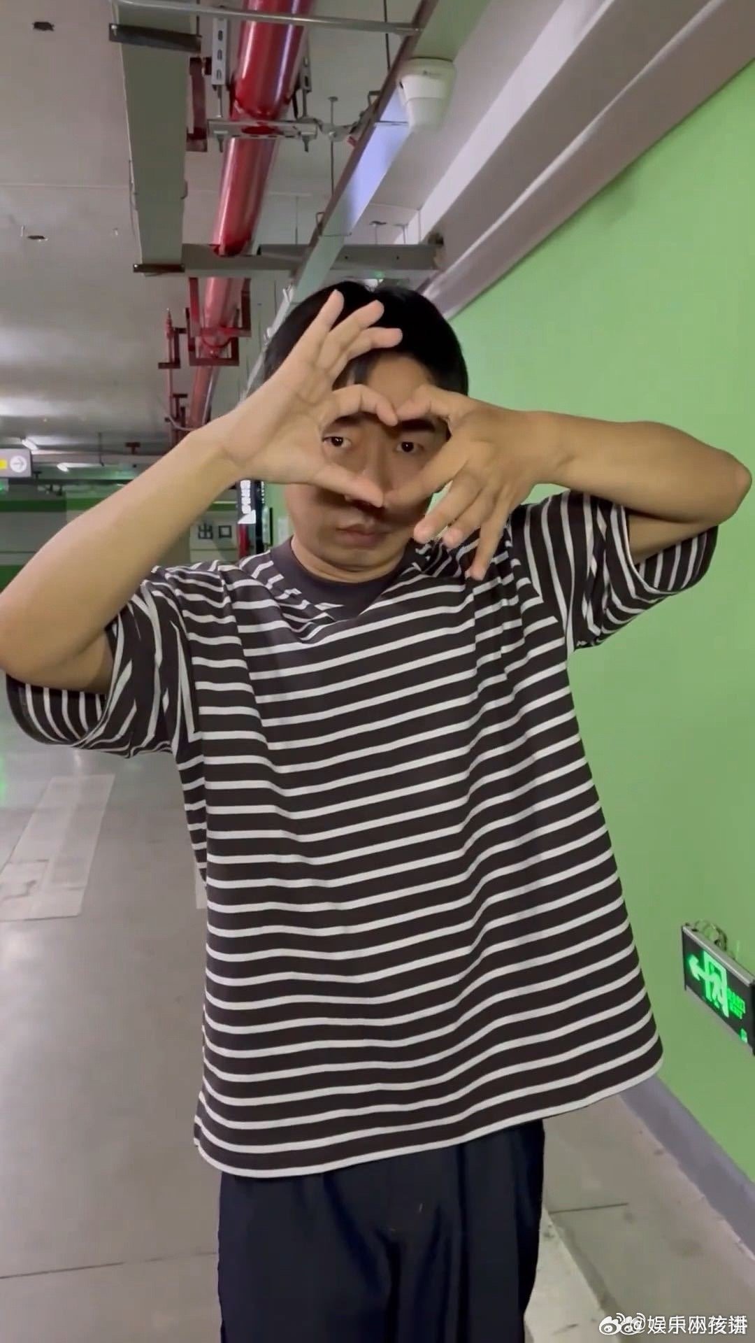 杨迪和粉丝的双向事业运反向饭撒让杨迪和粉丝结下缘分，后续帮粉丝推进事业、获合作