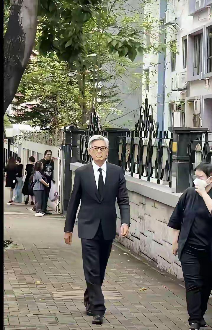谁能一眼认出这位缓步走来的老先生？一身正装，满头白发，和记忆里意气风发的模样差别