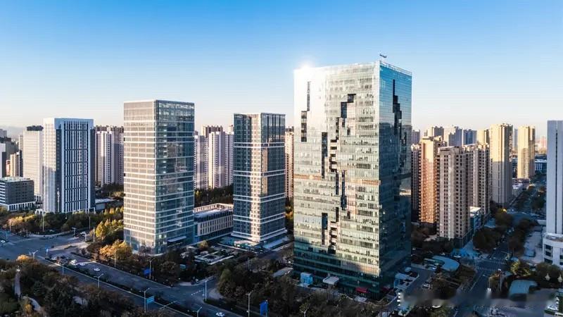 这几年济南楼市表现的整体还可以，就是内部有点分化。从2021年11月到2026