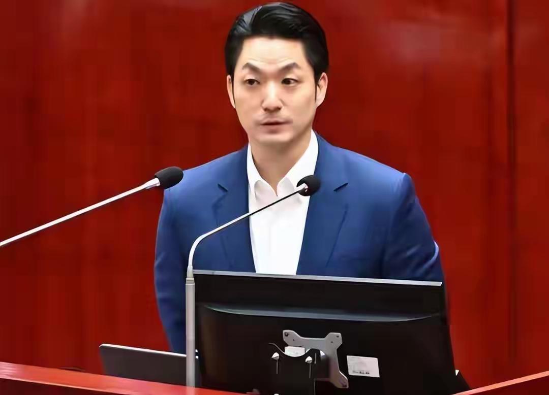 2023年，台北。蒋万安的小儿子出生，取名“得希”。那一年台湾新生儿名字排行