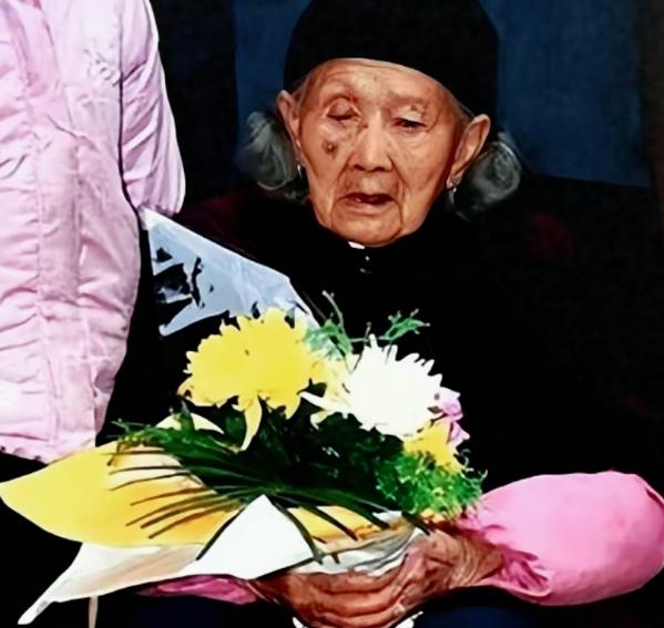 7子参军全“阵亡”，58岁母亲哭瞎双眼，1949年门外突然传来熟悉的声音，一声“