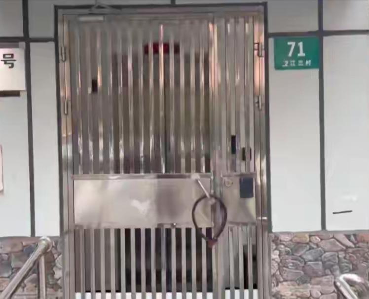 私人产权的电梯，维保单位收不到电梯维保费，是不是有权强行停运被委托人的电梯？杨浦