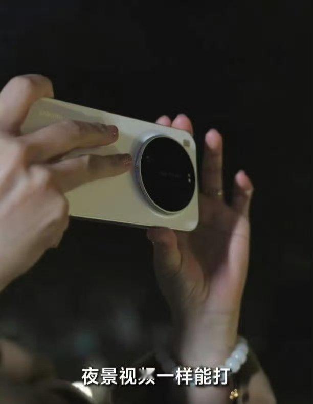 许斐手持小米17Ultra真机的视频显示，小米17Ultra延续了上代的居中