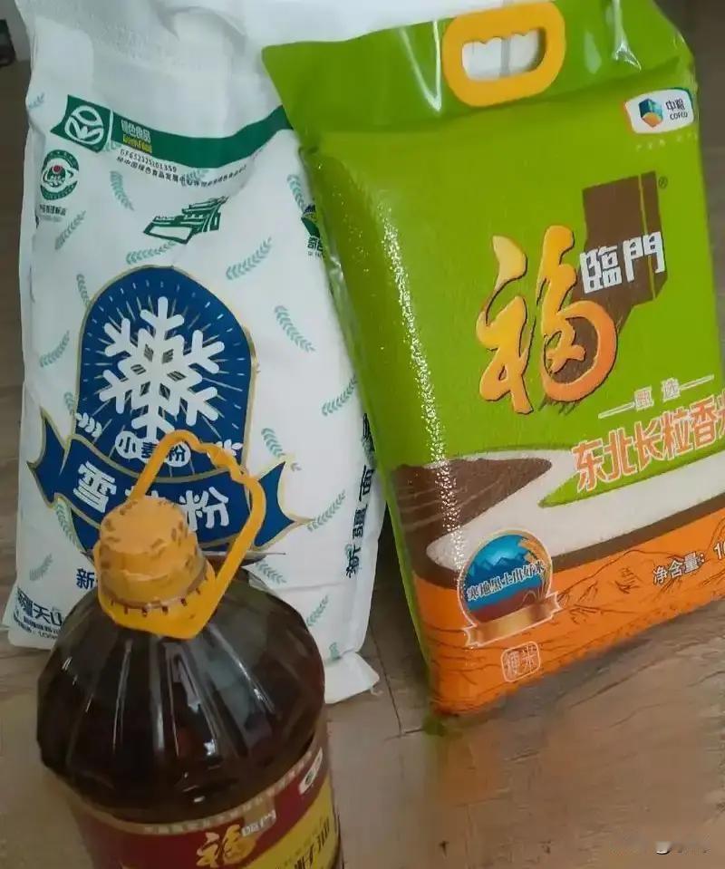 演员张颂文大年初一拎着米面油去拜年，被亲戚当面嫌弃太寒碜。视频里他笑着把东西