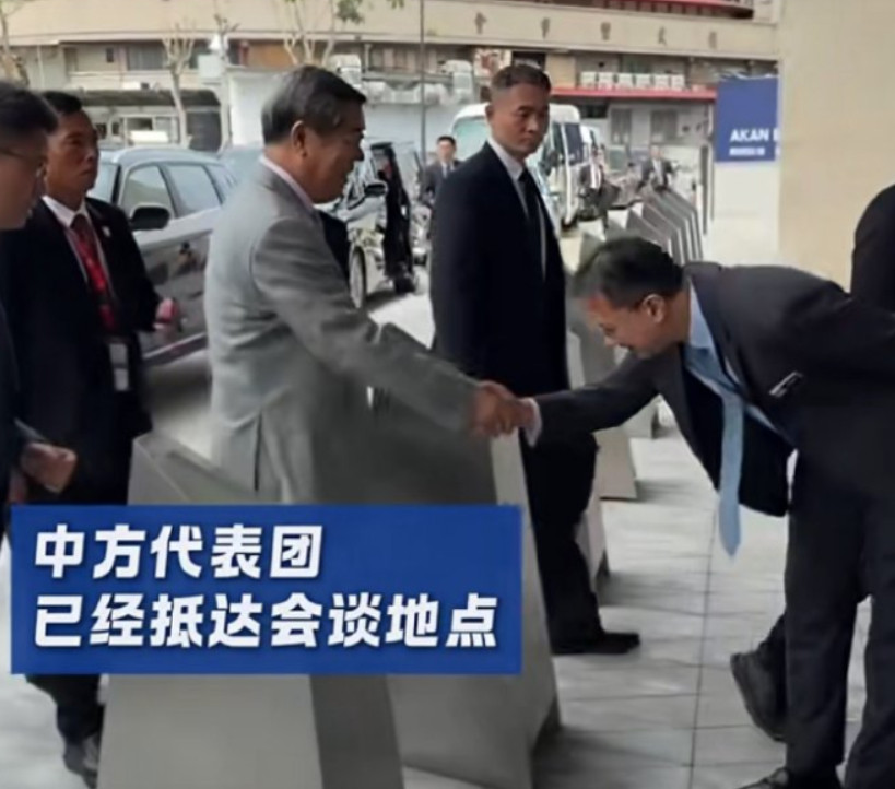 在吉隆坡,一张照片凸显中方的地位!10月25日,马来西亚吉隆坡的默迪卡118大楼