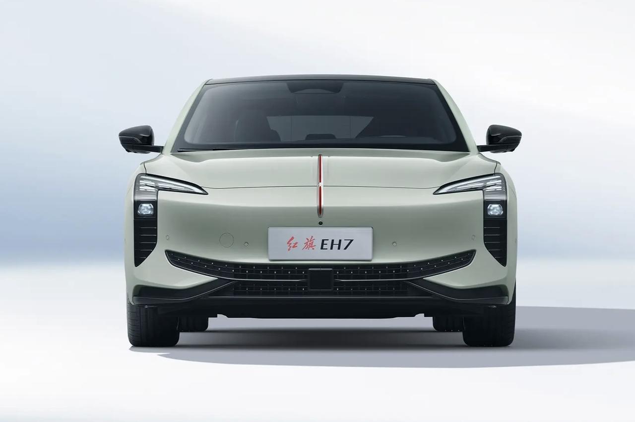 红旗EH7，居然有111度超大电池包，小米SU7都自叹不如。车身尺寸4980