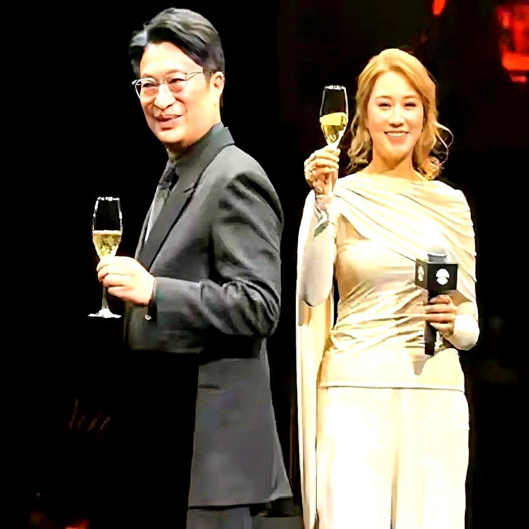 父亲尸骨未寒，绯闻就闹得满城风雨，李家诚这次真怒了。一纸诉状，直接把周秀娜