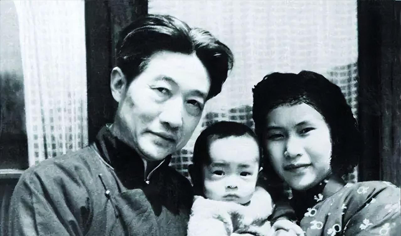 1953年，画坛巨匠徐悲鸿去世没几个月，他30岁的遗孀廖静文，带着两个孩子，把上