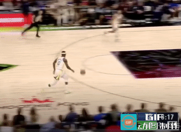 下快攻的神！勇士快攻2打0，巴特勒走步到篮下传给等待的库里，库里上篮得分！